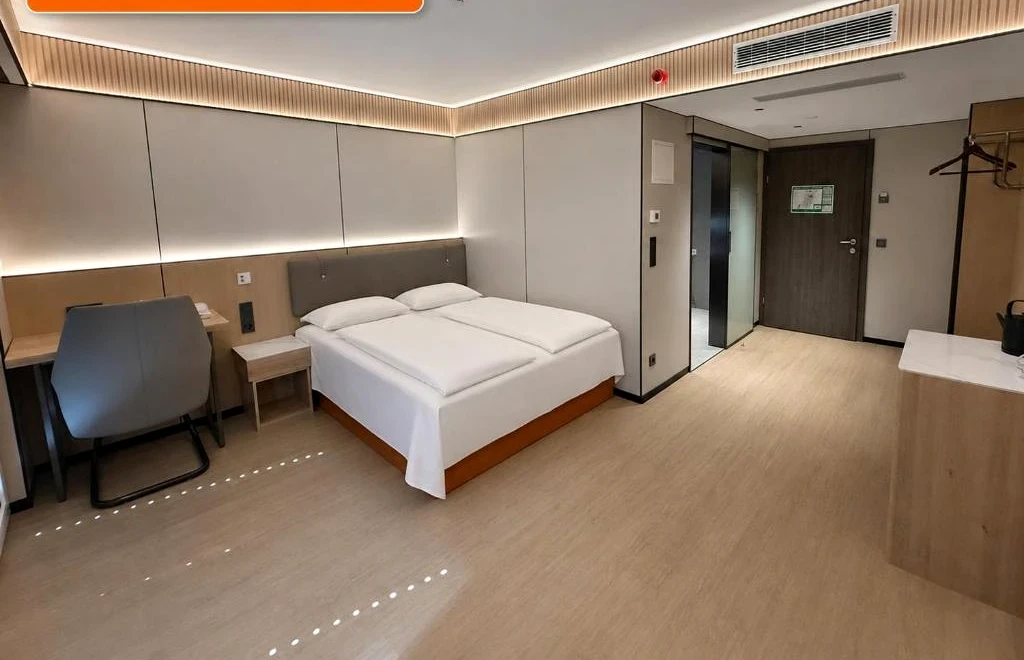 Modernes Zimmer im Hotel Muse mit integrierter Beleuchtung