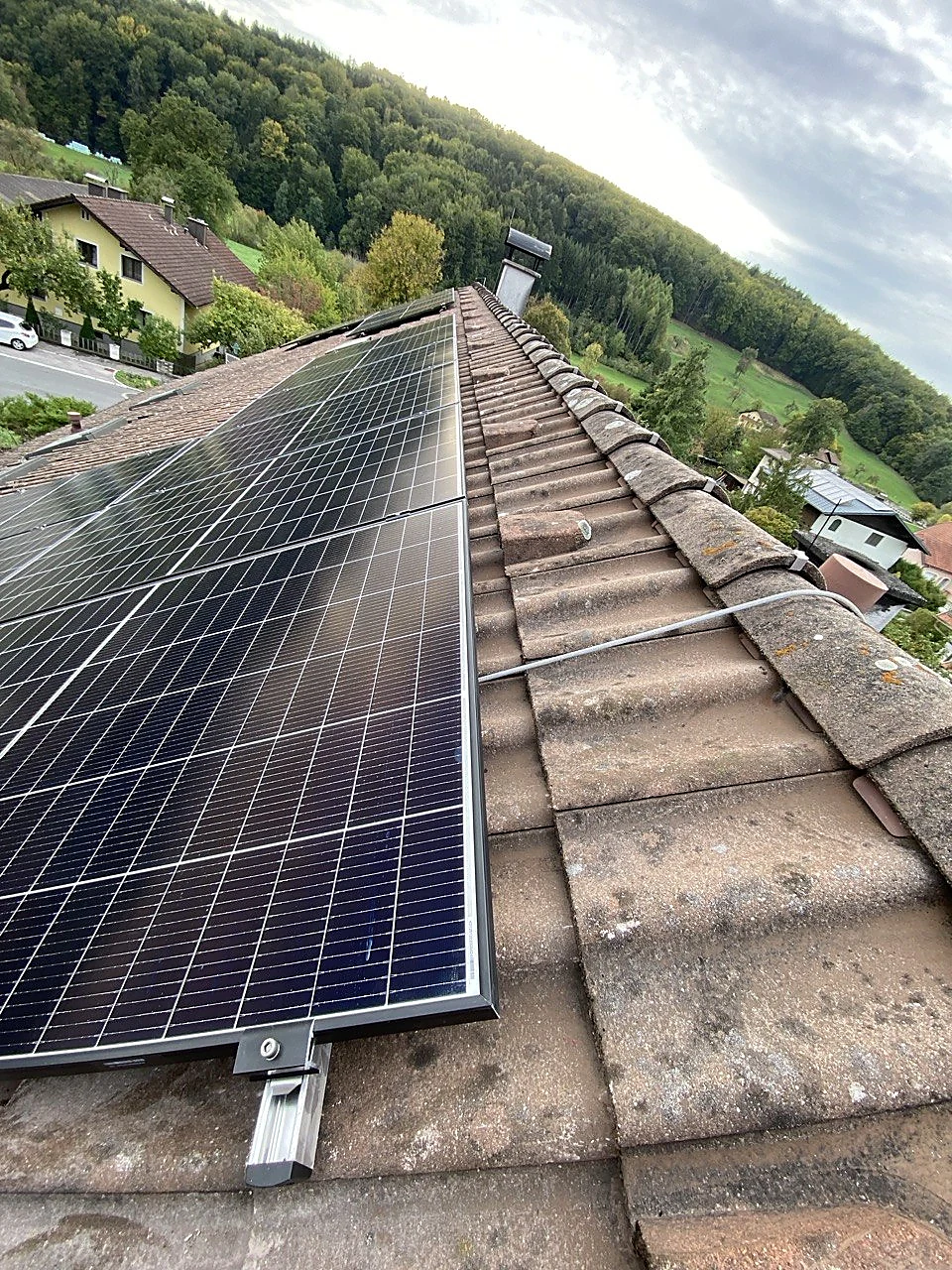 Photovoltaikmodule auf einem Schrägdach – Referenzaufnahme