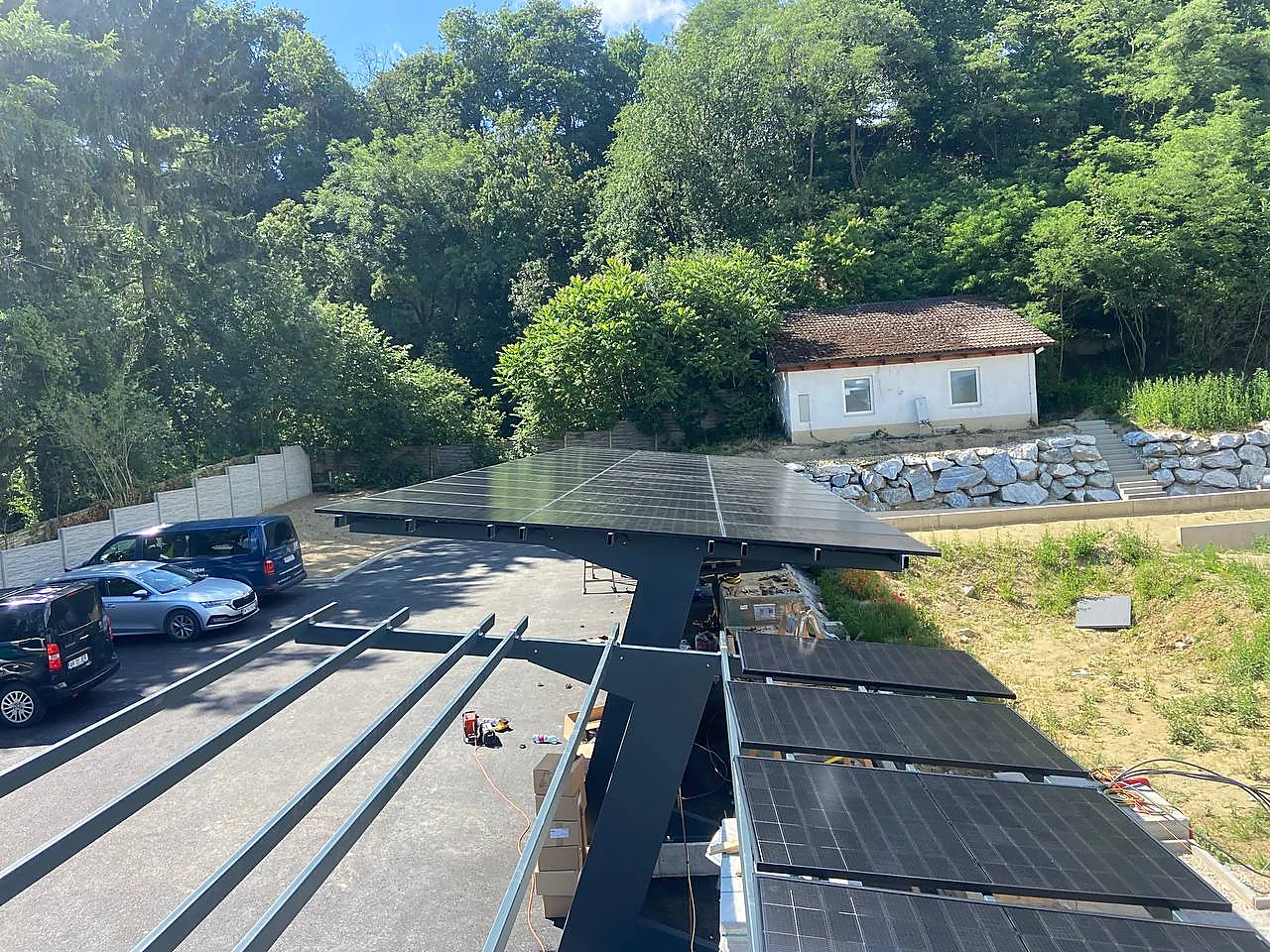 PV-Dachfläche während einer Installation
