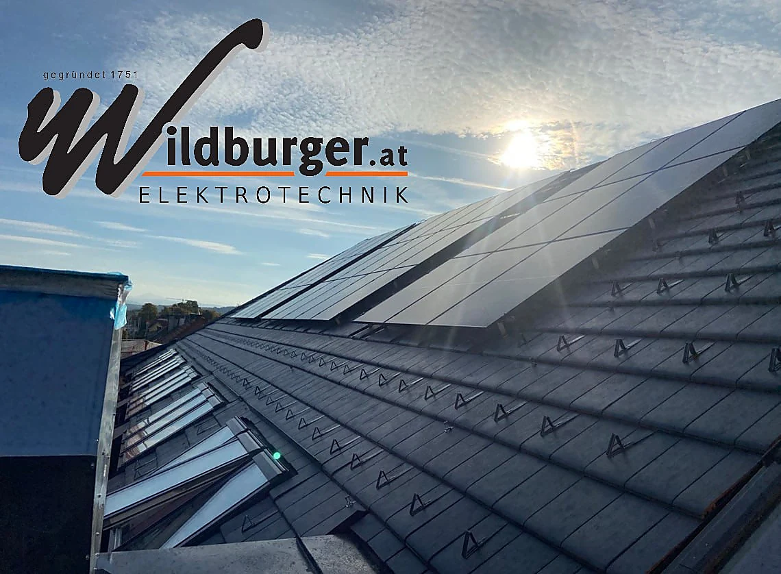 PV-Module auf einem Dach mit Wildburger-Schriftzug