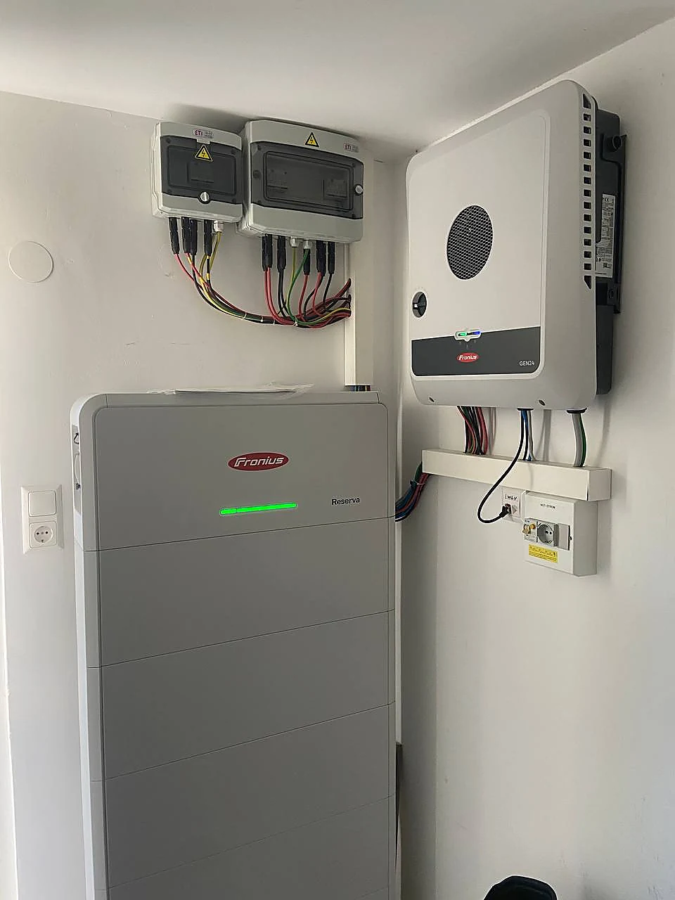 Installierte PV-Technik mit Energiespeicher und Wechselrichter
